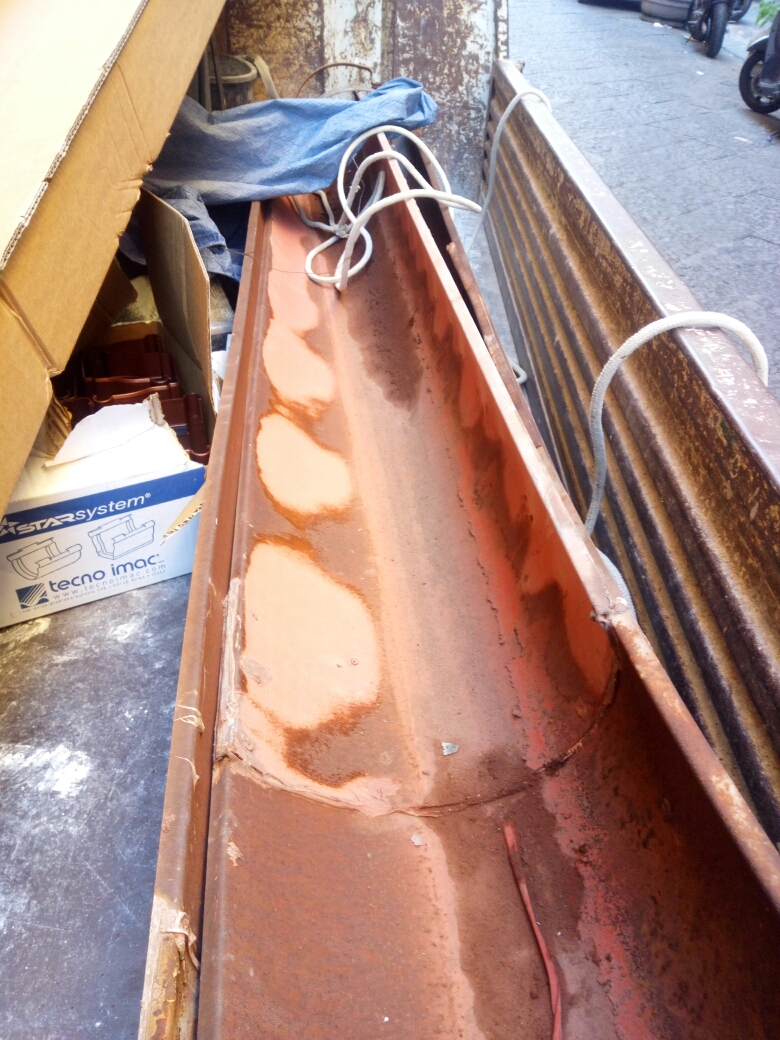 Degrado e fatiscenza delle vecchie grondaie in alluminio